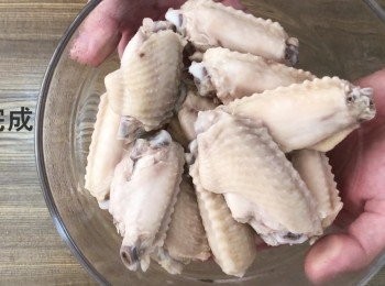 step2: 煮開水，<a href="https://bit.ly/3zHU5V3" target="_blank" data-keyword="雞翼" class="guide-link"><strong>雞翼</strong></a> <span style="display:inline-block;vertical-align:middle;margin-top:-3px;color:initial;border-radius:3px;padding:2px 3px;font-size:12px;line-height:14px;background:#87d300;color:#fff;">即買</span> 倒落汆水， 然後撈起備用。
