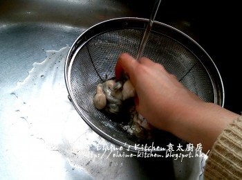 step1: 蠔仔加入生粉拌勻沖洗 , 再一次加入生粉用水沖洗乾淨