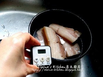 step1: 豬腩肉放入煲內 , 加蔥段及 , 用中火煮滾出水 , 用水沖一沖洗後加入冰水浸10分鐘