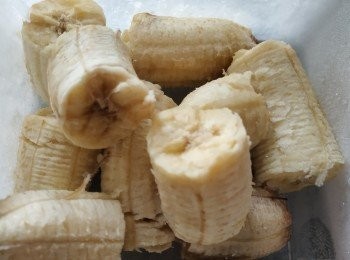 step1: 把香蕉切片，然後放入冷凍袋冷凍至結實。
