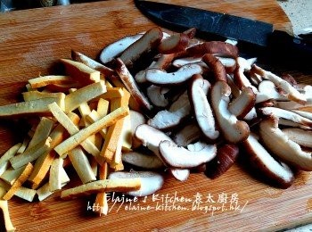 step3: 鮮冬菇切片 , 豆干切片