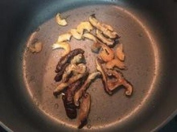 step6: 炒香香菇和蝦米；