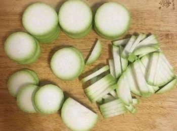 step2: 瓠瓜去皮後，切圈狀，再切條狀；
