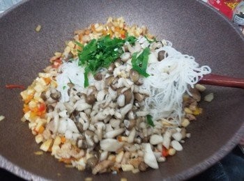 step5: 轉大火再加芫荽/泰式香葉碎+魚露+糖+少少酒+少少芝麻油再炒