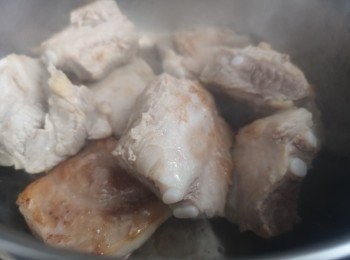 step3: 用少許油煎一煎豬軟骨表面。