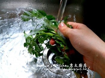 step3: 蕃薯粉加80ml水拌勻至冇粉粒 , 芫茜洗淨切碎