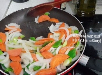 step9: 熱鑊下油，加入洋蔥和青蒜炒香後加入紅蘿蔔炒一會，