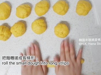 step12: 把麵糰分大約十四份，拒每個翘糰搓成長條形，