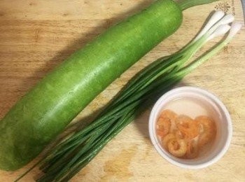 step1: 蝦米洗淨，冷水泡軟，蝦米水不要倒掉；蔥和瓠瓜洗淨備用。