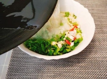 step3: 將<span class="group_1">材料A</span>全部放入碗中，鍋中倒入油燒熱。趁熱淋在<span class="group_1">材料A</span>上面。