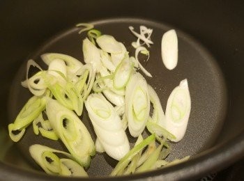 step3: 用少少油爆香大蔥。