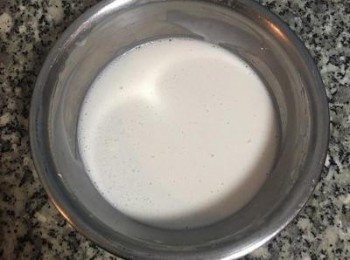 step4: 木薯粉與玉米粉混勻；將椰奶倒入拌勻；