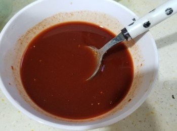 step2: 調好韓式醬汁，
將韓式辣椒醬+豉油+料理酒+糖+胡椒粉+水搞暈佢