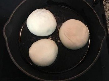 step16: 鐵鍋或不沾鍋燒熱，放入油，將餡餅收口朝下，中小火煎上色；