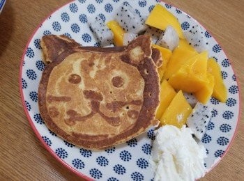 step5: 切埋芒果+火龍果，再加埋忌廉芝士醬，
忌廉芝士淡淡咸咸地配上香甜芒果+清新火龍果都幾夾，
真係好味得來健康少少