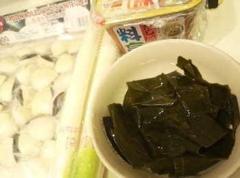 step1: 昆布用暖水浸大約半小時，浸軟後剪細片。（昆布份量隨自己喜歡。）大蔥斜切片。白蜆沖洗一下備用。