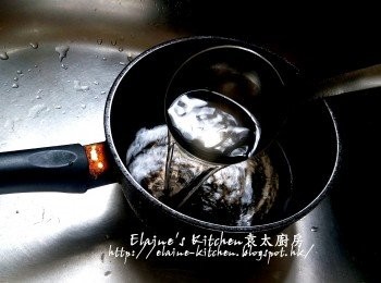 step2: 先整燉蛋 , 將冰糖放入煲內加250ml水用中火煮至冰糖溶