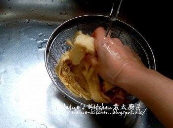 step3: 鮮腐竹撕成細片後用水沖一沖洗及瀝乾
