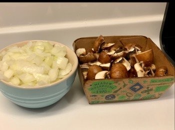 step2: 小啡菇去蒂切粒，洋蔥切粒