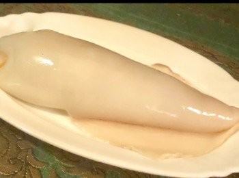 step1: 魷魚洗淨後，用廚房用紙吸水，然後放入碗中加入<span class="group_2">醃料</span>，攪勻醃30分鐘。