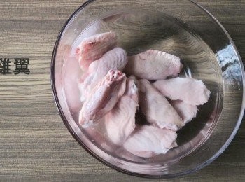step1: <a href="https://bit.ly/3zHU5V3" target="_blank" data-keyword="雞翼" class="guide-link"><strong>雞翼</strong></a> <span style="display:inline-block;vertical-align:middle;margin-top:-3px;color:initial;border-radius:3px;padding:2px 3px;font-size:12px;line-height:14px;background:#87d300;color:#fff;">即買</span> 浸鹽水15分鐘，並洗淨擠出血水。