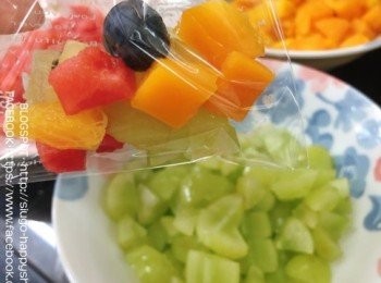 step1: 水果洗淨，去皮，切粒；放入小袋子 / 封口袋中，備用。