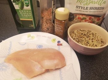 step1: <a href="https://bit.ly/3EZL8dD" target="_blank" data-keyword="雞胸" class="guide-link"><strong>雞胸</strong></a> <span style="display:inline-block;vertical-align:middle;margin-top:-3px;color:initial;border-radius:3px;padding:2px 3px;font-size:12px;line-height:14px;background:#87d300;color:#fff;">即買</span> 先解凍。藜麥份量加相同水份混合，預先蒸23分鐘，然後攤凍備用。。