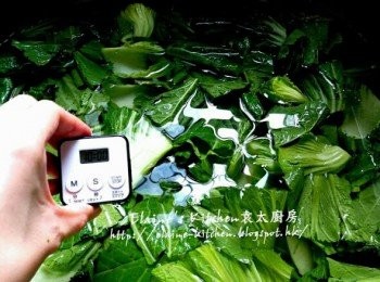 step2: 大芥菜切段 , 加少許鹽及水浸過面靜待10分鐘