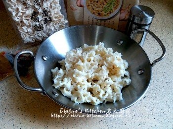 step5: 煮約5分鐘瀝乾水份 , 加入冰水浸過面靜待10分鐘至冰涼後放上碟