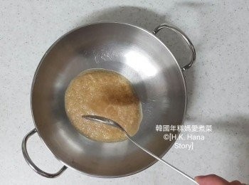 step10: 把梅子糖漿、韓國魚露、蒜頭、薑和韓國蝦醬攪爛成醬，