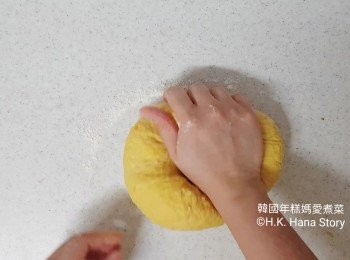 step8: 把麵糰搓大約5分鐘，搓至滑身不黏手。