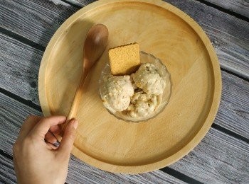 step3: 加入果醬，再輕微攪拌即成。吃時可灑上杏仁粒或配上素餅乾增添風味口感。