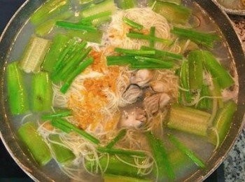 step9: 待再次煮滾後，加入白胡椒粉和油蔥酥及蔥綠；最後滴上少許香油即可。