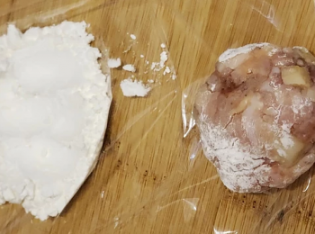 step5: 把肉餅分成所需要的大小，在底面層撲上生粉