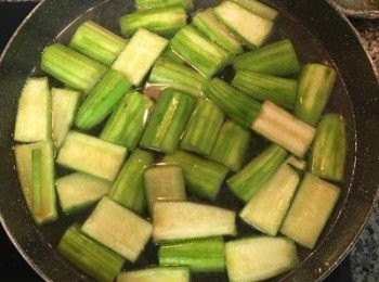 step5: 加入水至7分滿，大火煮滾；