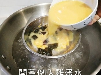 step6: 開蓋倒雞蛋水轉細火隔水蒸3分鐘