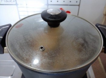 step6: 滾起後蓋上蓋慢火煮約45分鐘至牛肚軟腍及上色