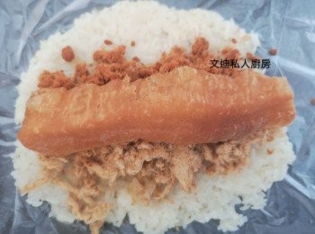 step3: 飯打鬆後，飯放在保鮮袋面，按壓成薄薄一片飯，飯面放上炸菜、肉鬆和油炸鬼，之後利用保鮮袋卷成粢飯。