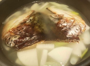 step7: 滾到三文魚出味和大根入味後，加入1湯匙味噌，請先試味是否需要加多一湯匙，唔同牌子味道有不同。