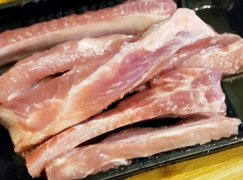 step1: 先把一字滑洗乾淨，用1湯匙白酒、2茶匙雞粉及1茶匙糖醃15至30分鐘