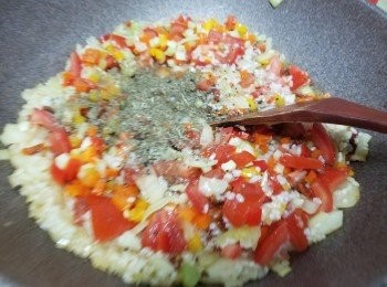 step6: 再加入羅勒粉炒一炒