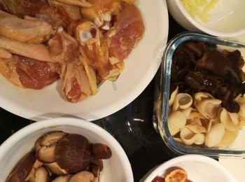 step1: 先用醃料醃雞最少半小時。紅棗浸軟去核再切片或一開二，冬菇浸軟後切片，黑和白玉木耳浸軟，汆水三十秒備用。薑絲隨自己喜歡落多少。