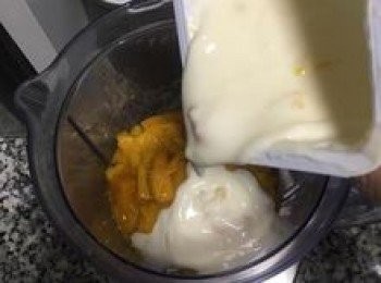 step10: 加入芒果口味的優格（亦可用原味甜優格）；