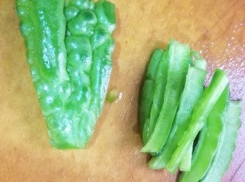 step3: 再將苦瓜切成薄片