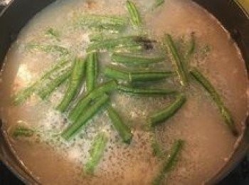 step13: 加入豇豆（菜豆仔）再小火滾個10-15分鐘即可。