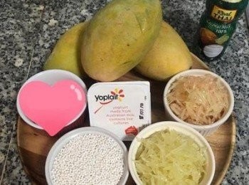 step1: 芒果洗凈擦乾；煮滾一鍋水準備煮西谷米；將柚子或葡萄柚肉剝成一絲一絲備用。漢子用了一半的白柚和一半的紅柚。