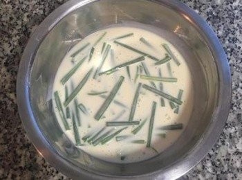 step5: 使用前加入蔥綠，再次拌勻。麵糊呈流動但略有濃度的感覺。