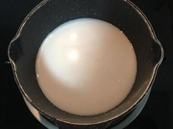 step3: 關火，加入椰奶混勻；