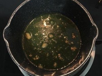 step7: 取一半斑蘭葉先將糖煮溶；