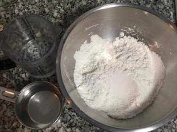 step3: 秤好中筋麵粉和滾水及冷水量，先將鹽與麵粉混勻。